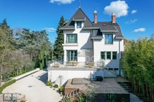Fully renovated 255 m² bourgeois house, enclosed and wooded grounds of 4,303 m² (with space for a swimming pool), 3 garages, terrace, jacuzzi