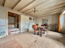 MAISON ENTIÈREMENT À RÉNOVER DE 100 M2, TERRAIN DE 8 343 M2, 2 CHAMBRES, BUREAU, GRENIER AMÉNAGEABLES, ÉTANG, NOMBREUSES DÉPENDANCES, FIBRE, GROS TRAVAUX À PRÉVOIR