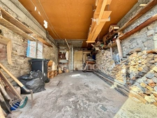 MAISON DE VILLAGE DE 185 M2 À RÉNOVER, 6 CHAMBRES, TERRAIN DÉPORTÉ DE 208 M2, COMBLES AMÉNAGEABLES DE 120 M2, FIBRE OPTIQUE, GARAGE, ATELIER, CAVE VOÛTÉE, TOUT-À-LÉGOUT, TF 182€