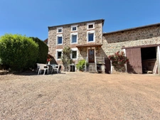 MAISON EN PIERRE DE 100 M2, 3 CHAMBRES, TERRAIN ATTENANT DE 371 M2 + 2450 M2 INDÉPENDANT, 200 M2 DE DÉPENDANCES, CAVES, FIBRE OPTIQUE, DOUBLE VITRAGE PVC AVEC VOLETS ROULANTS SOLAIRES, TOUT-À-L'ÉGOUT