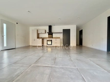 MAISON DE PLAIN-PIED DE 90 M2, TERRAIN CLOS 1000 M2, 3 CHAMBRES, GARAGE, CONSTRUCTION 2024, CLIM RÉVERSIBLE, DOUBLE VITRAGE PVC + VOLETS ROULANTS ÉLECTRIQUES, TOUT-À-L'ÉGOUT, FIBRE OPTIQUE, CELLIER