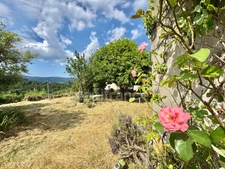 MAISON MITOYENNE DE 78 M2, TERRAIN CLOS DE 950 M2, 3 CHAMBRES, FOUR À PAIN, 260 M2 DE DÉPENDANCES, BALCON FORÉZIEN, DOUBLE VITRAGE BOIS