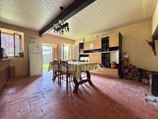 MAISON MITOYENNE ENTIÈREMENT À RÉNOVER DE 115 M2, TERRAIN DE 2 673 M2, 3 CHAMBRES, 220 M2 DE DÉPENDANCES, GROS TRAVAUX À PRÉVOIR, SOURCE, TF 241€