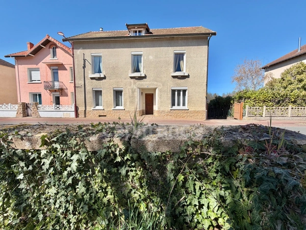 ENSEMBLE IMMOBILIER : MAISON + APPARTEMENT INDEPENDANT + GARAGE DE 135M2 + DEPENDANCES ET TERRAIN CLOS – RARE SUR LE SECTEUR
