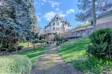 Fully renovated 255 m² bourgeois house, enclosed and wooded grounds of 4,303 m² (with space for a swimming pool), 3 garages, terrace, jacuzzi