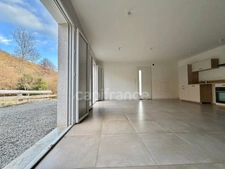 MAISON DE PLAIN-PIED DE 90 M2, TERRAIN CLOS 1000 M2, 3 CHAMBRES, GARAGE, CONSTRUCTION 2024, CLIM RÉVERSIBLE, DOUBLE VITRAGE PVC + VOLETS ROULANTS ÉLECTRIQUES, TOUT-À-L'ÉGOUT, FIBRE OPTIQUE, CELLIER