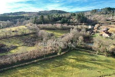 MAISON DE 220 M2, RÉNOVÉE EN 2014, TERRAIN DE 6 HA, 4 CHAMBRES, SALLE DE JEUX, 3 PUITS, ÉTANG, ASSAINISSEMENT AUX NORMES À VENIR, POMPE À CHALEUR DE 2016 AVEC CHAUFFAGE AU SOL, FIBRE OPTIQUE