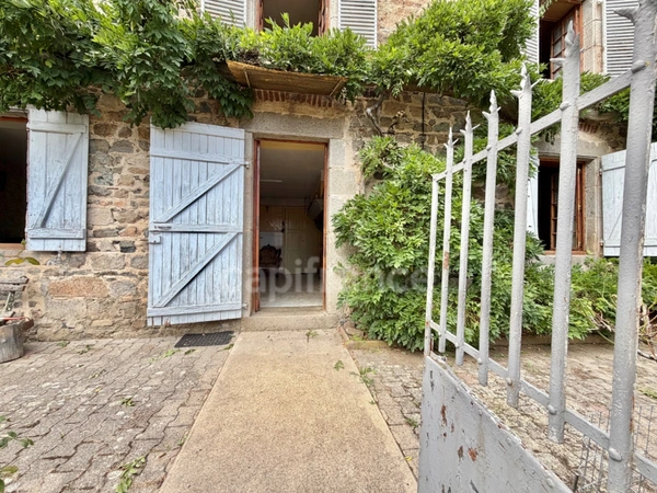 MAISON EN PIERRE DE 150 M2, COMBLES AMÉNAGEABLES DE 75 M2, 4 CHAMBRES, GARAGE DE 40 M2, TERRAIN DE 2 000 M2 + 9 383 M2 EN FERMAGE, PUITS, FIBRE OPTIQUE, CAVES, GROS TRAVAUX À PRÉVOIR.