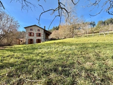 MAISON EN PIERRE DE 140 M2 ENTIÈREMENT À RÉNOVER, TERRAIN DE 8180 M2, 4 CHAMBRES, 155 M2 DE DÉPENDANCES, FOUR À PAIN, SOURCE, COUVERTURE DE 2019 POUR L'HABITATION, FAÇADE DE 2012, CAVE VOÛTÉE