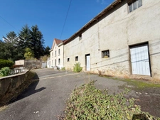 MAISON ENTIÈREMENT À RÉNOVER DE 100 M2, TERRAIN DE 8 343 M2, 2 CHAMBRES, BUREAU, GRENIER AMÉNAGEABLES, ÉTANG, NOMBREUSES DÉPENDANCES, FIBRE, GROS TRAVAUX À PRÉVOIR