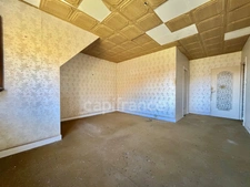 MAISON SUR SOUS-SOL DE 185 M2, À RÉNOVER, TERRAIN DE 1 764 M2, 5 CHAMBRES, VUE REMARQUABLE, 2 GARAGES, HAMEAU PAISIBLE, SOURCE, BEAU POTENTIEL