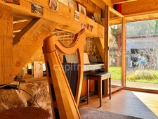MAISON DE 220 M2, RÉNOVÉE EN 2014, TERRAIN DE 6 HA, 4 CHAMBRES, SALLE DE JEUX, 3 PUITS, ÉTANG, ASSAINISSEMENT AUX NORMES À VENIR, POMPE À CHALEUR DE 2016 AVEC CHAUFFAGE AU SOL, FIBRE OPTIQUE