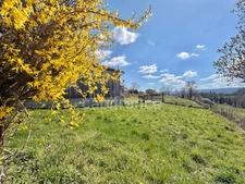 MAISON DE VILLAGE DE 85 M2, TERRAIN DE 225 M2 + 363 M2 DE TERRAIN DÉPORTÉ, 2 CHAMBRES, GARAGE, COUR, FIBRE OPTIQUE, TOUT-À-L'ÉGOUT