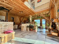 MAISON DE 220 M2, RÉNOVÉE EN 2014, TERRAIN DE 6 HA, 4 CHAMBRES, SALLE DE JEUX, 3 PUITS, ÉTANG, ASSAINISSEMENT AUX NORMES À VENIR, POMPE À CHALEUR DE 2016 AVEC CHAUFFAGE AU SOL, FIBRE OPTIQUE