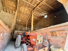 MAISON DE BOURG DE 100 M2, 3 CHAMBRES, TERRAIN ATTENANT DE 371 M2 + 2450 M2 INDÉPENDANT, 200 M2 DE DÉPENDANCES, CAVES, FIBRE OPTIQUE, DOUBLE VITRAGE PVC AVEC VOLETS ROULANTS SOLAIRES, TOUT-À-L'ÉGOUT