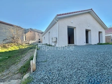 MAISON DE PLAIN-PIED DE 90 M2, TERRAIN 1000 M2, 3 CHAMBRES, GARAGE, CONSTRUCTION 2024, CLIM RÉVERSIBLE, DOUBLE VITRAGE PVC + VOLETS ROULANTS ÉLECTRIQUES, TOUT-À-L'ÉGOUT, FIBRE OPTIQUE, CELLIER