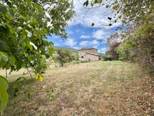 MAISON EN PIERRE DE 150 M2, 4 CHAMBRES, TERRAIN DE 2 000 M2 + 9 383 M2 EN FERMAGE, COMBLES AMÉNAGEABLES DE 75 M2, PUITS, GARAGE DE 40 M2, FIBRE OPTIQUE, CAVES, GROS TRAVAUX À PRÉVOIR