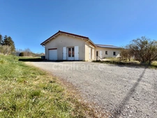 MAISON DE PLAIN-PIED DE 115 M2, TERRAIN DE 1 196 M2, 3 CHAMBRES, GARAGE DE 31 M2, CONSTRUCTION DE 2009, FIBRE OPTIQUE, SÉJOUR DE 48 M2, PANNEAUX PHOTOVOLTAIQUES
