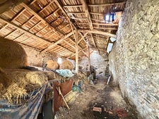 MAISON ENTIÈREMENT À RÉNOVER DE 100 M2, TERRAIN DE 8 343 M2, 2 CHAMBRES, BUREAU, GRENIER AMÉNAGEABLES, ÉTANG, NOMBREUSES DÉPENDANCES, FIBRE, GROS TRAVAUX À PRÉVOIR