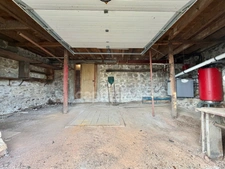 MAISON À RÉNOVER DE 75 M2, 2 CHAMBRES, TERRAIN DE 4 500 M2, FIBRE OPTIQUE, GARAGE DE 35 M2, DÉPÔT DE 65 M2, VÉRANDA, 2 PUITS
