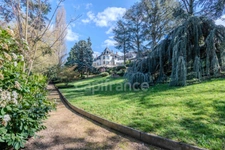 Fully renovated 255 m² bourgeois house, enclosed and wooded grounds of 4,303 m² (with space for a swimming pool), 3 garages, terrace, jacuzzi