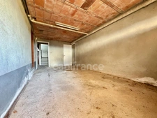 MAISON SUR SOUS-SOL DE 185 M2, À RÉNOVER, TERRAIN DE 1 764 M2, 5 CHAMBRES, VUE REMARQUABLE, 2 GARAGES, HAMEAU PAISIBLE, SOURCE, BEAU POTENTIEL