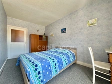MAISON DE BOURG DE 100 M2, 3 CHAMBRES, TERRAIN ATTENANT DE 371 M2 + 2450 M2 INDÉPENDANT, 200 M2 DE DÉPENDANCES, CAVES, FIBRE OPTIQUE, DOUBLE VITRAGE PVC AVEC VOLETS ROULANTS SOLAIRES, TOUT-À-L'ÉGOUT
