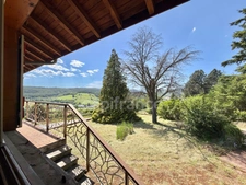 CHALET DE 220 M2, TERRAIN DE 2 668 M2, 4 CHAMBRES, COMBLES AMÉNAGEABLES DE 96 M2, VÉRANDA, VUE PANORAMIQUE, 125 M2 DE SOUS-SOL, GARAGE INDÉPENDANT DE 40 M2, TRAVAUX À PRÉVOIR