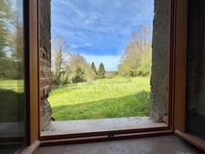 MAISON MITOYENNE ENTIÈREMENT À RÉNOVER DE 115 M2, TERRAIN DE 2 673 M2, 3 CHAMBRES, 220 M2 DE DÉPENDANCES, GROS TRAVAUX À PRÉVOIR, SOURCE, TF 241€