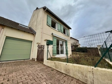 MAISON 75 M2, 3 CHAMBRES, 568 M2 DE TERRAIN CLOS, GARAGE, CAVE, ATELIER, DOUBLE VITRAGE PVC ET VOLETS ALU DE 2015, CHARPENTE/COUVERTURE OK, TF 743€