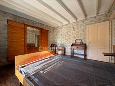 MAISON ENTIÈREMENT À RÉNOVER DE 100 M2, TERRAIN DE 8 343 M2, 2 CHAMBRES, BUREAU, GRENIER AMÉNAGEABLES, ÉTANG, NOMBREUSES DÉPENDANCES, FIBRE, GROS TRAVAUX À PRÉVOIR