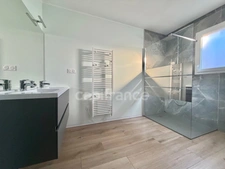 MAISON DE PLAIN-PIED DE 90 M2, TERRAIN 1000 M2, 3 CHAMBRES, GARAGE, CONSTRUCTION 2024, CLIM RÉVERSIBLE, DOUBLE VITRAGE PVC + VOLETS ROULANTS ÉLECTRIQUES, TOUT-À-L'ÉGOUT, FIBRE OPTIQUE, CELLIER