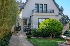 Fully renovated 255 m² bourgeois house, enclosed and wooded grounds of 4,303 m² (with space for a swimming pool), 3 garages, terrace, jacuzzi