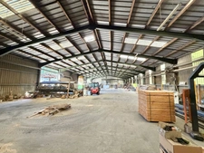BÂTIMENTS INDUSTRIELS DE 1 815 M², TERRAIN DE 10 353 M², BUREAU DE 40 M², FIBRE OPTIQUE, 2 ACCÈS POIDS LOURDS, RÉSERVE INCENDIE DE 300 M³, TRANSFORMATEUR PRIVÉ 380 V