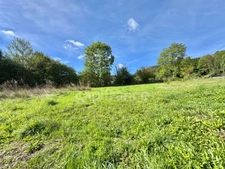 MAISON 100 M2, 2095 M2 DE TERRAIN DONT 1685 M2 À BATIR, 2 CHAMBRES, 1 BUREAU, DÉPENDANCES DE 45 M2, CHARPENTE/COUVERTURE OK, TOUT-À-L'ÉGOUT, DOUBLE VITRAGE PVC ET BOIS, TF 498€