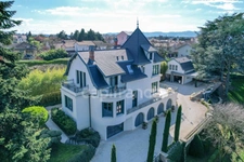 Fully renovated 255 m² bourgeois house, enclosed and wooded grounds of 4,303 m² (with space for a swimming pool), 3 garages, terrace, jacuzzi