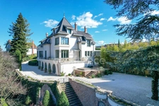 Fully renovated 255 m² bourgeois house, enclosed and wooded grounds of 4,303 m² (with space for a swimming pool), 3 garages, terrace, jacuzzi