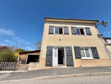 MAISON DE VILLAGE DE 85 M2, TERRAIN DE 225 M2 + 363 M2 DE TERRAIN DÉPORTÉ, 2 CHAMBRES, GARAGE, COUR, FIBRE OPTIQUE, TOUT-À-L'ÉGOUT