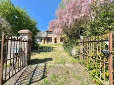 MAISON 180 M2, À FINIR DE RÉNOVER, TERRAIN ARBORÉ DE 2550 M2, PIÈCE DE VIE DE 50 M2, PLATEAU À AMÉNAGER DE 95 M2, DÉPENDANCES, 2 GARAGES, CHARPENTE/COUVERTURE DE L'HABITATION DE 2015, PUITS, CAVES