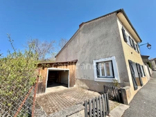 MAISON DE VILLAGE DE 85 M2, TERRAIN DE 225 M2 + 363 M2 DE TERRAIN DÉPORTÉ, 2 CHAMBRES, GARAGE, COUR, FIBRE OPTIQUE, TOUT-À-L'ÉGOUT