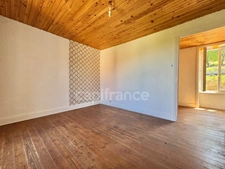 MAISON MITOYENNE DE 50 M2, TERRAIN DE 86 M2, UNE CHAMBRE ET UN BUREAU, FIBRE, DOUBLE VITRAGE DE 2009, TOUT-À-L'ÉGOUT, COUVERTURE DE 2010, UN GRENIER de 30 M2, TF 152€