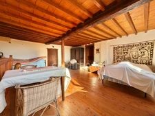 MAISON EN PIERRE DE 140 M2 ENTIÈREMENT À RÉNOVER, TERRAIN DE 8180 M2, 4 CHAMBRES, 155 M2 DE DÉPENDANCES, FOUR À PAIN, SOURCE, COUVERTURE DE 2019 POUR L'HABITATION, FAÇADE DE 2012, CAVE VOÛTÉE