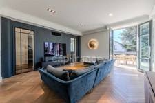 Fully renovated 255 m² bourgeois house, enclosed and wooded grounds of 4,303 m² (with space for a swimming pool), 3 garages, terrace, jacuzzi