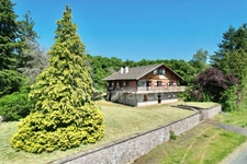 CHALET DE 220 M2, TERRAIN DE 2 668 M2, 4 CHAMBRES, COMBLES AMÉNAGEABLES DE 96 M2, VÉRANDA, VUE PANORAMIQUE, 125 M2 DE SOUS-SOL, GARAGE INDÉPENDANT DE 40 M2, TRAVAUX À PRÉVOIR