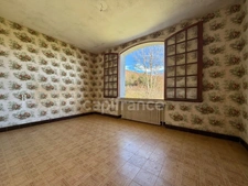 MAISON SUR SOUS-SOL DE 185 M2, À RÉNOVER, TERRAIN DE 1 764 M2, 5 CHAMBRES, VUE REMARQUABLE, 2 GARAGES, HAMEAU PAISIBLE, SOURCE, BEAU POTENTIEL