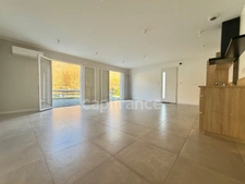 MAISON DE PLAIN-PIED DE 90 M2, TERRAIN 1000 M2, 3 CHAMBRES, GARAGE, CONSTRUCTION 2024, CLIM RÉVERSIBLE, DOUBLE VITRAGE PVC + VOLETS ROULANTS ÉLECTRIQUES, TOUT-À-L'ÉGOUT, FIBRE OPTIQUE, CELLIER