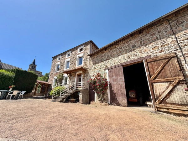 MAISON DE BOURG DE 100 M2, 3 CHAMBRES, TERRAIN ATTENANT DE 371 M2, 200 M2 DE DÉPENDANCES, CAVES, FIBRE OPTIQUE, DOUBLE VITRAGE PVC AVEC VOLETS ROULANTS SOLAIRES, TOUT-À-L'ÉGOUT