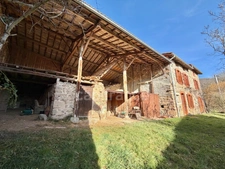 MAISON EN PIERRE DE 140 M2 ENTIÈREMENT À RÉNOVER, TERRAIN DE 8180 M2, 4 CHAMBRES, 155 M2 DE DÉPENDANCES, FOUR À PAIN, SOURCE, COUVERTURE DE 2019 POUR L'HABITATION, FAÇADE DE 2012, CAVE VOÛTÉE