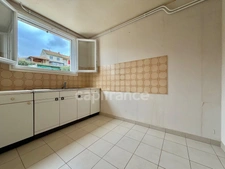 MAISON 75 M2, 3 CHAMBRES, 568 M2 DE TERRAIN CLOS, GARAGE, CAVE, ATELIER, DOUBLE VITRAGE PVC ET VOLETS ALU DE 2015, CHARPENTE/COUVERTURE OK, TF 743€