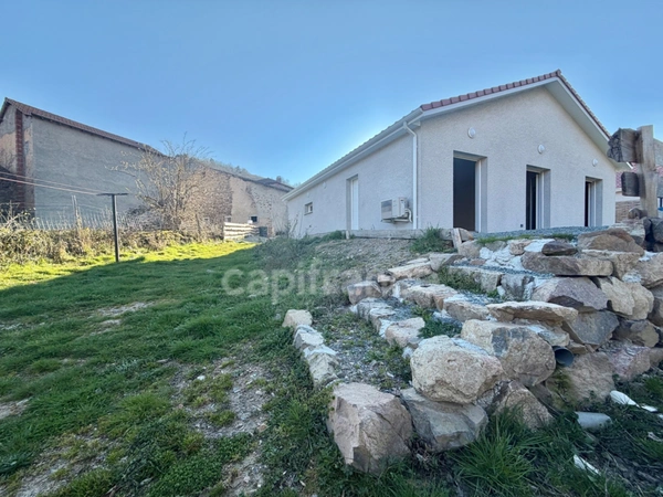 MAISON DE PLAIN-PIED DE 90 M2, TERRAIN 1000 M2, 3 CHAMBRES, GARAGE, CONSTRUCTION 2024, CLIM RÉVERSIBLE, DOUBLE VITRAGE PVC + VOLETS ROULANTS ÉLECTRIQUES, TOUT-À-L'ÉGOUT, FIBRE OPTIQUE, CELLIER